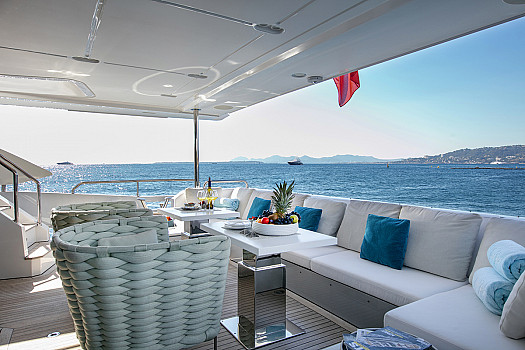 Yacht Dining